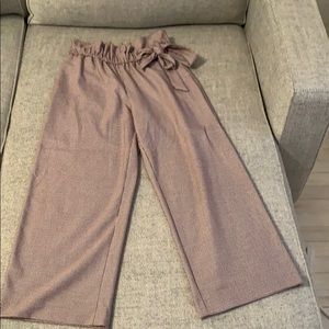 Lose cropped pants with bow detail